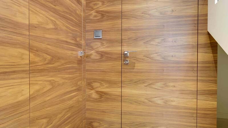 Drzwi ukryte w ścianie – elegancja i funkcjonalność w T