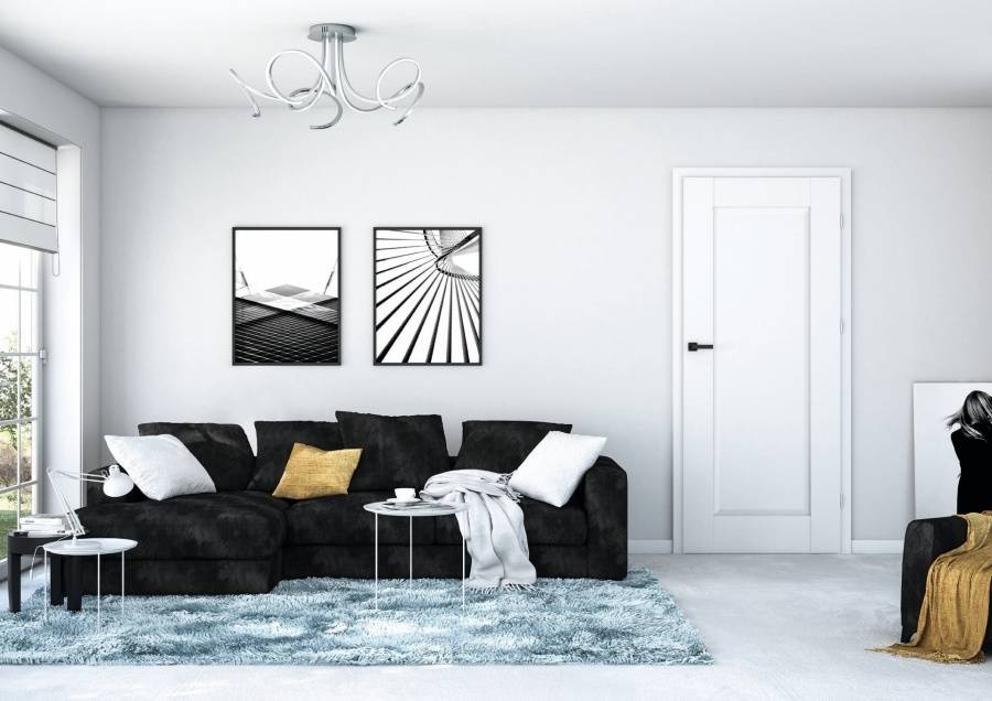 białe drzwi i jasna podłoga