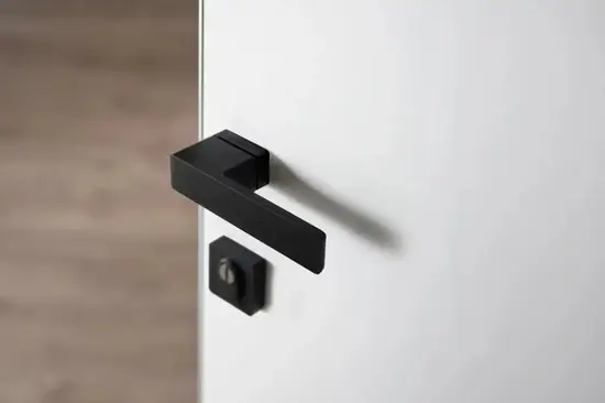 klamka libera czarna z rozetą