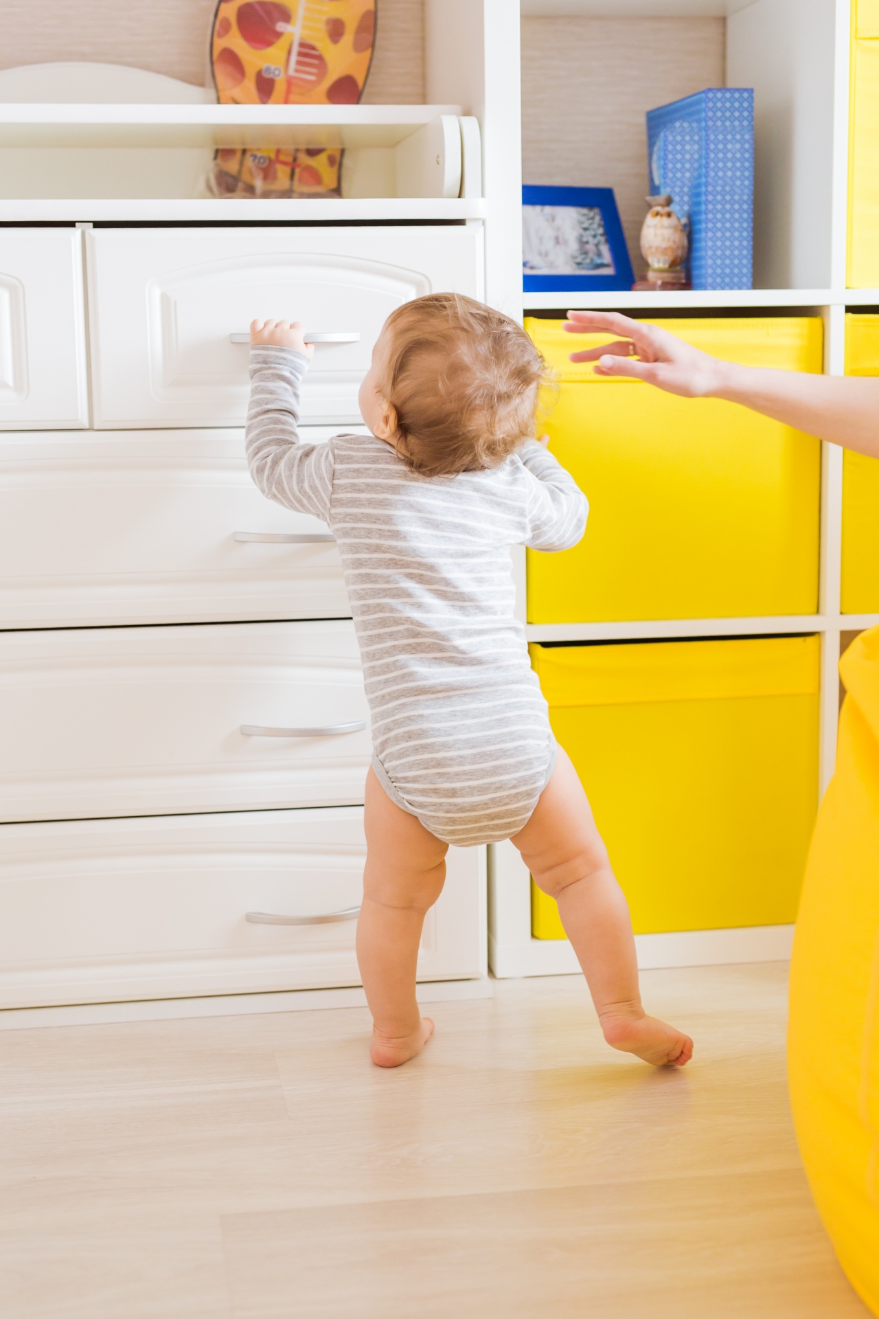 małe dziecko boso na jasnej podłodze