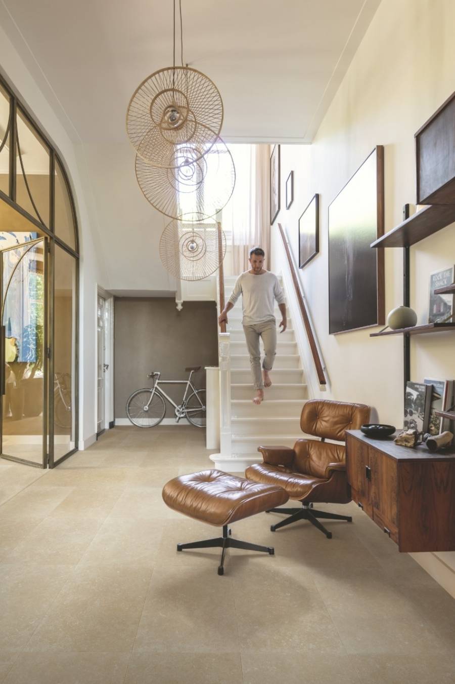 jasne panele o wzorze płytki w holu domu