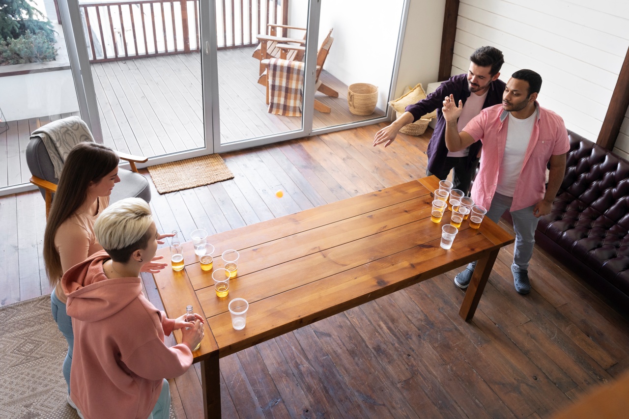 impreza grupy przyjaciół w wynajmowanym mieszkaniu