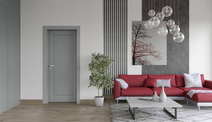 szare drzwi z czerwoną kanapą