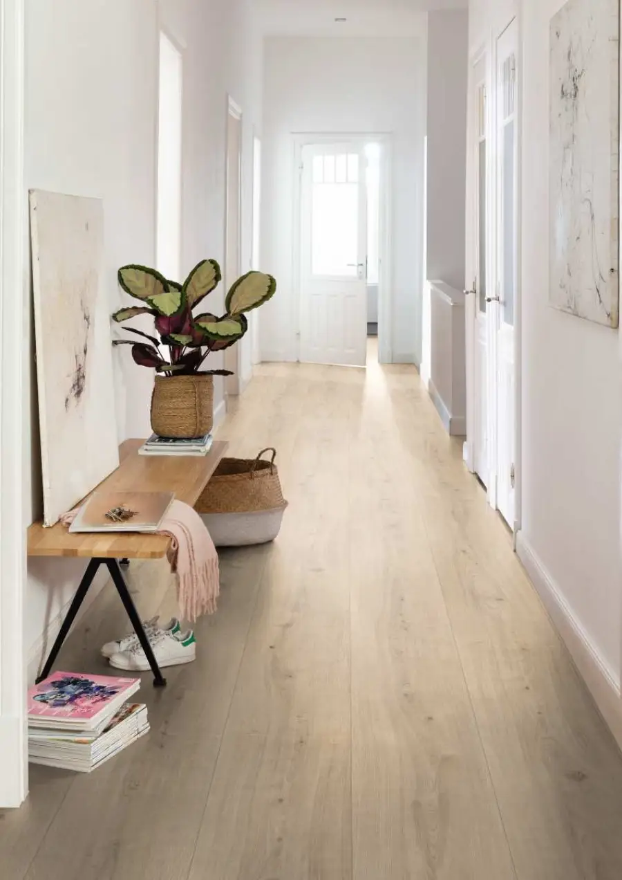 wąski korytarz z szerokimi panelami deskami