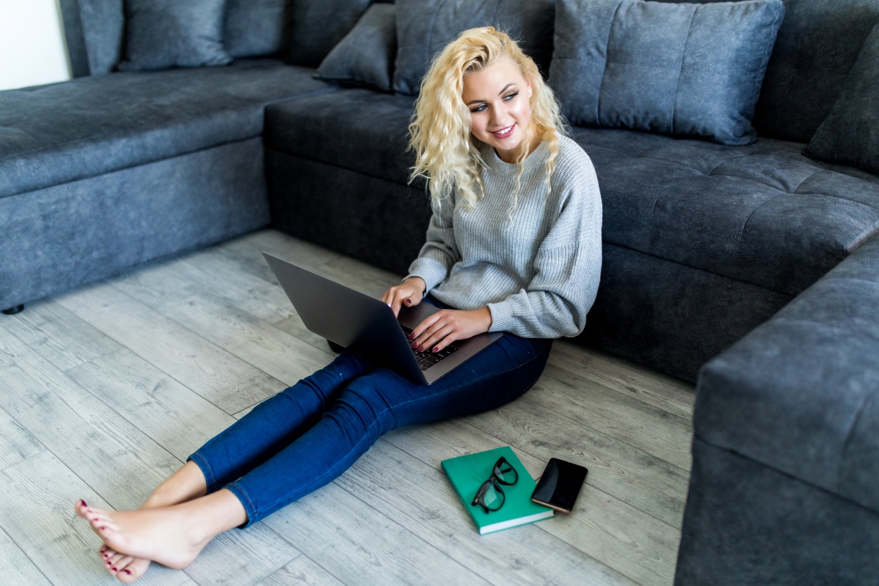 kobieta z laptopem siedzi na podłodze