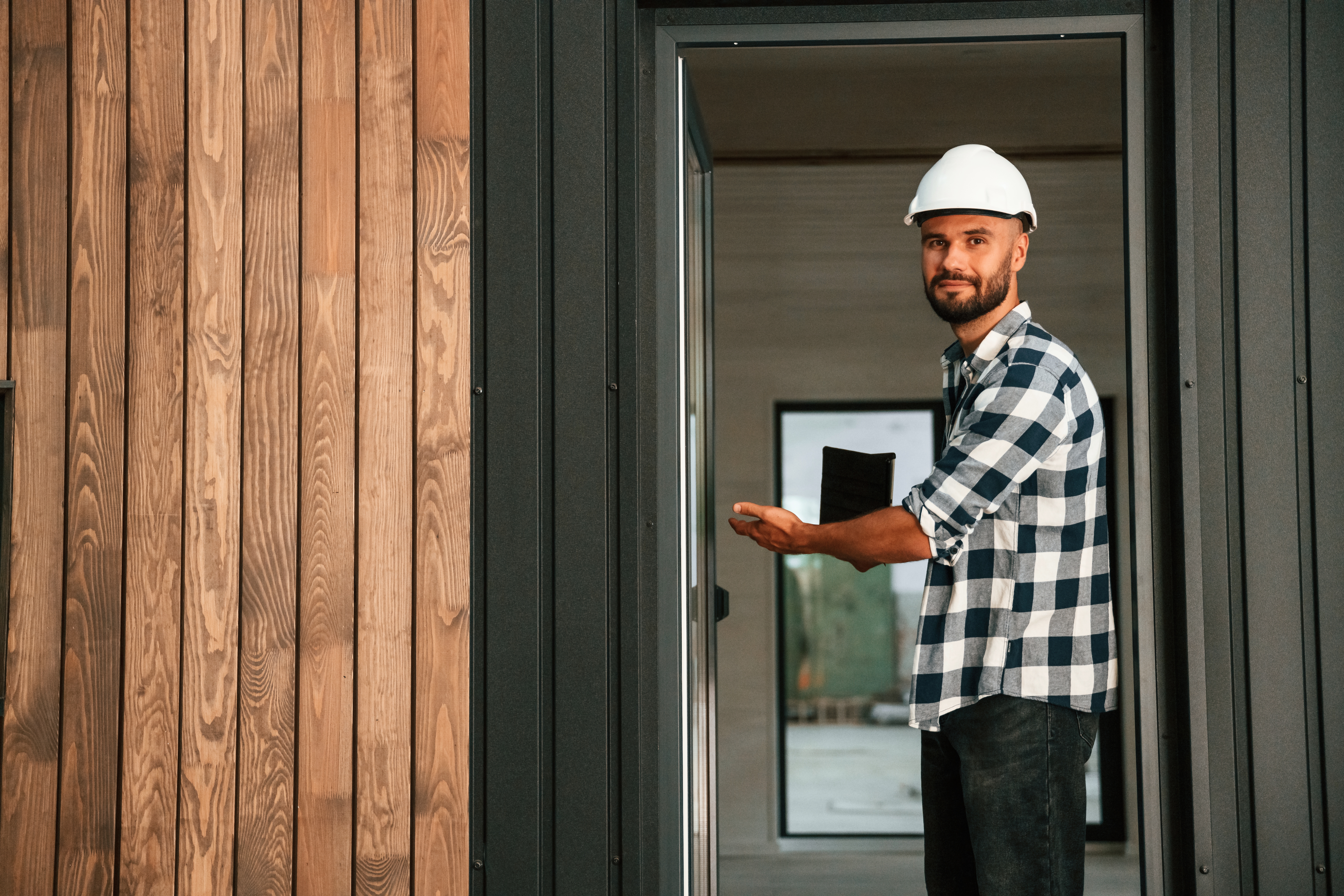 montażysta drzwi zewnętrznych