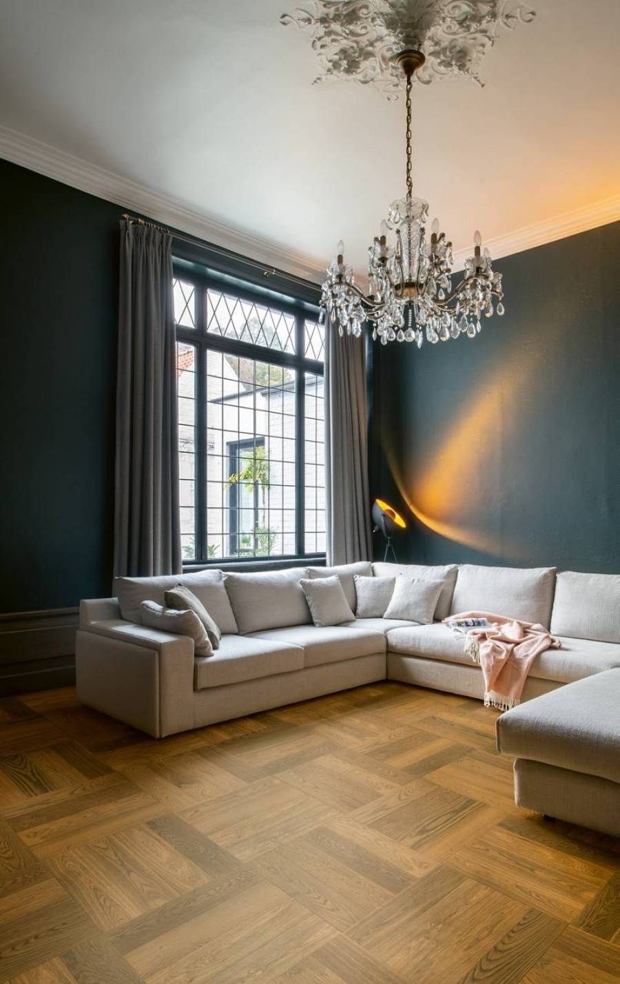 duża drewaniana mozaika w klasycznym salonie