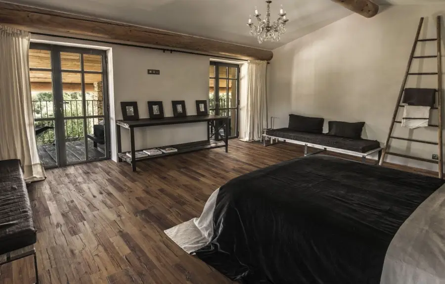 ciemna drewniana w rustykalnej sypialni