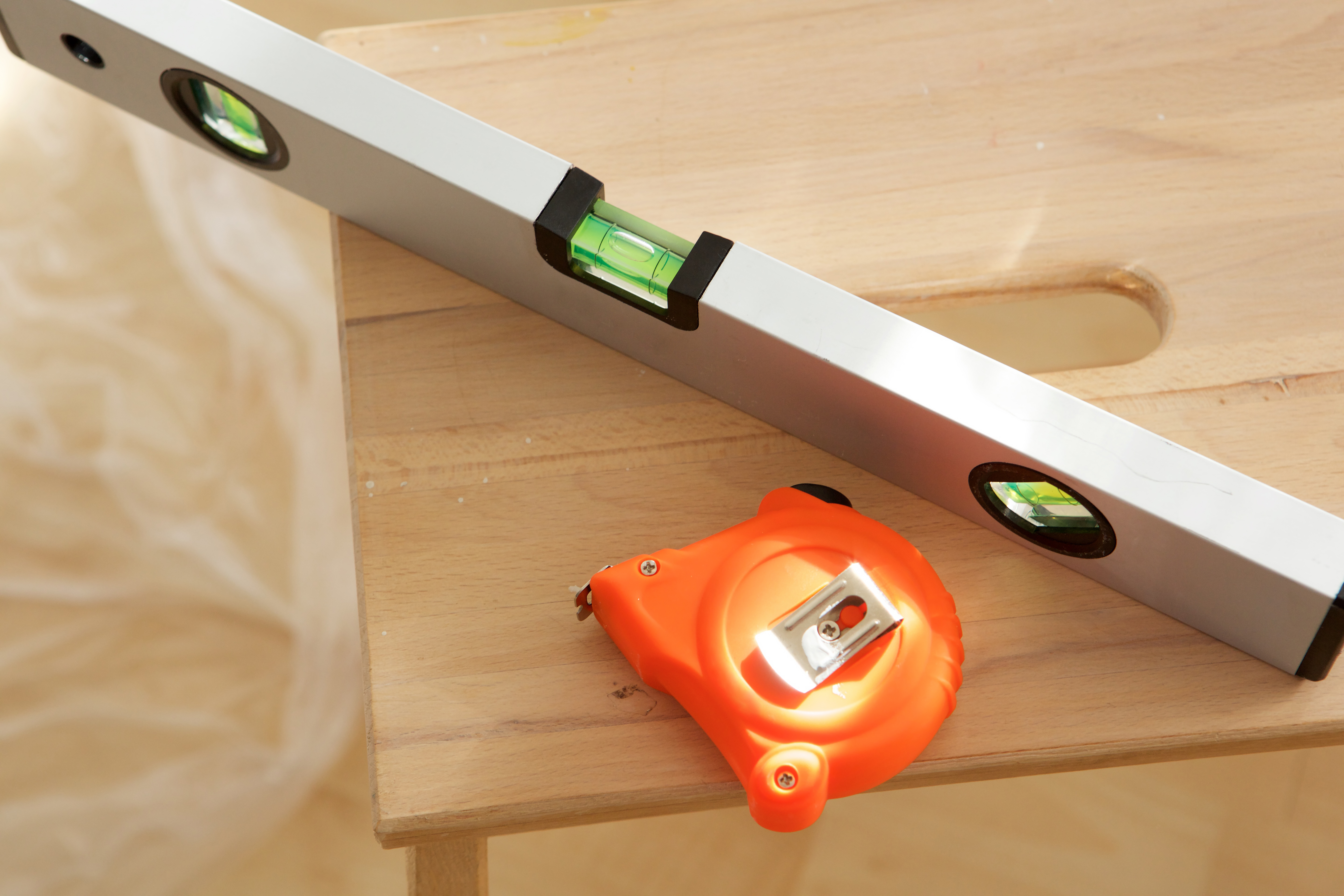 narzędzia pomiarowe poziomica i miara