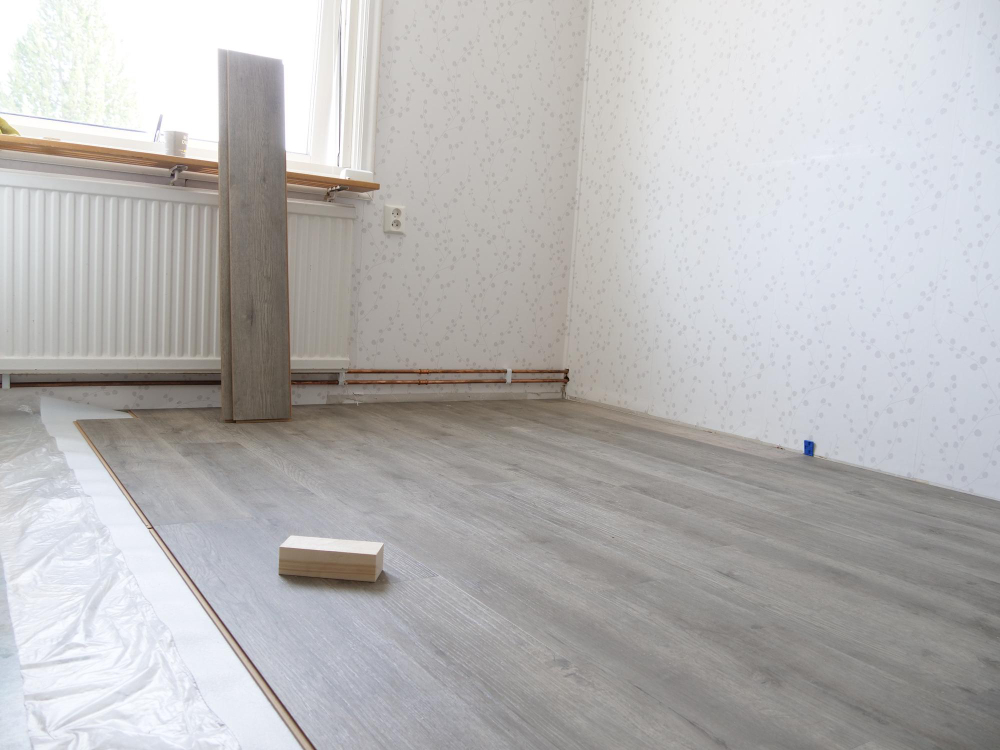 montaż paneli na podkładzie i folii paroizolacyjnej