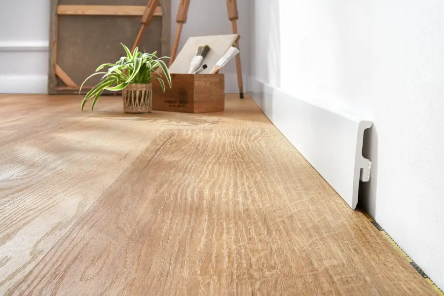 montaż listwy przypodłogowej na klej