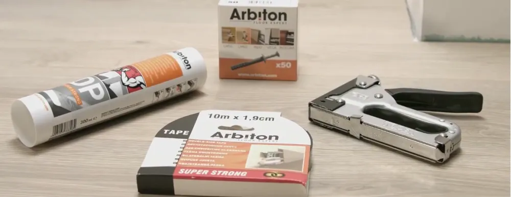 montaż listwy na kołki, taśmę dwustronną, klej lub takerem