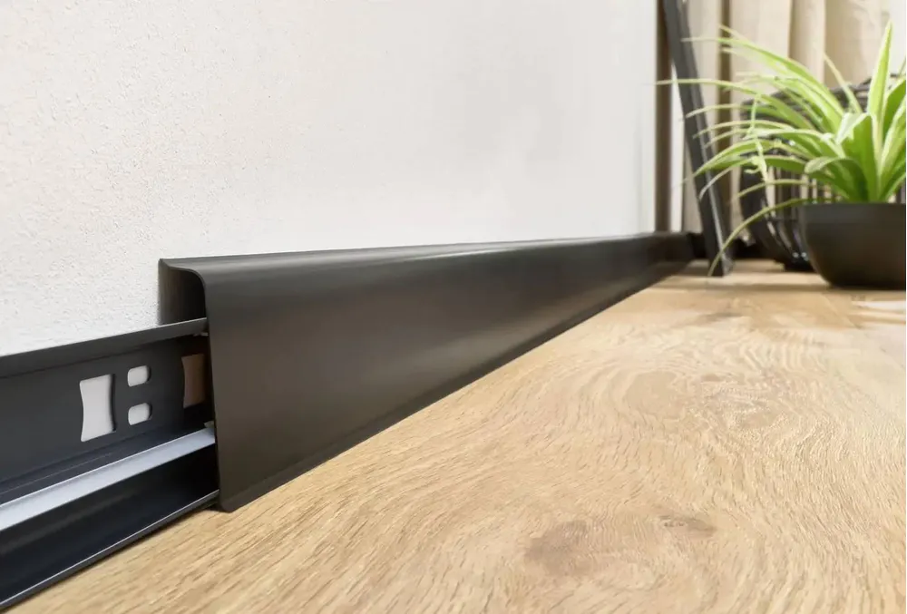 czarna listwa PCV