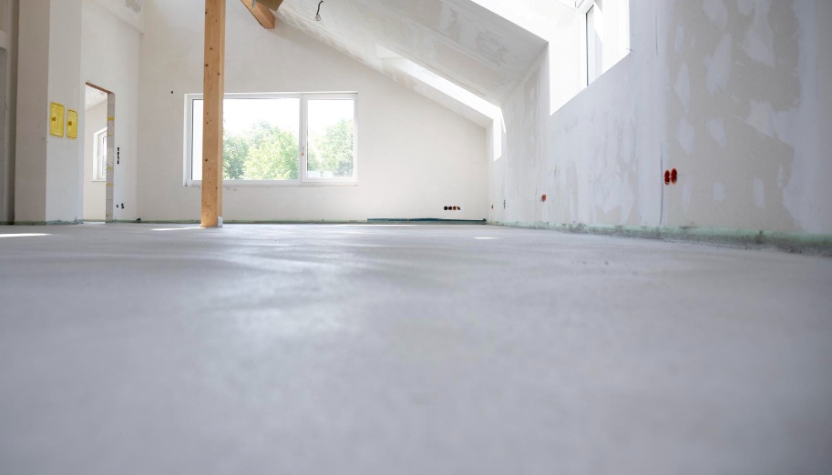 gładka posadzka podłoga w nowo budowanym domu