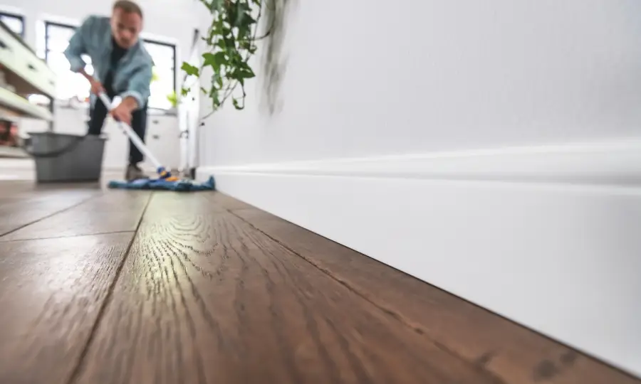 listwa przypodłogowa biała espumo w pomieszczeniu z ciemną podłogą