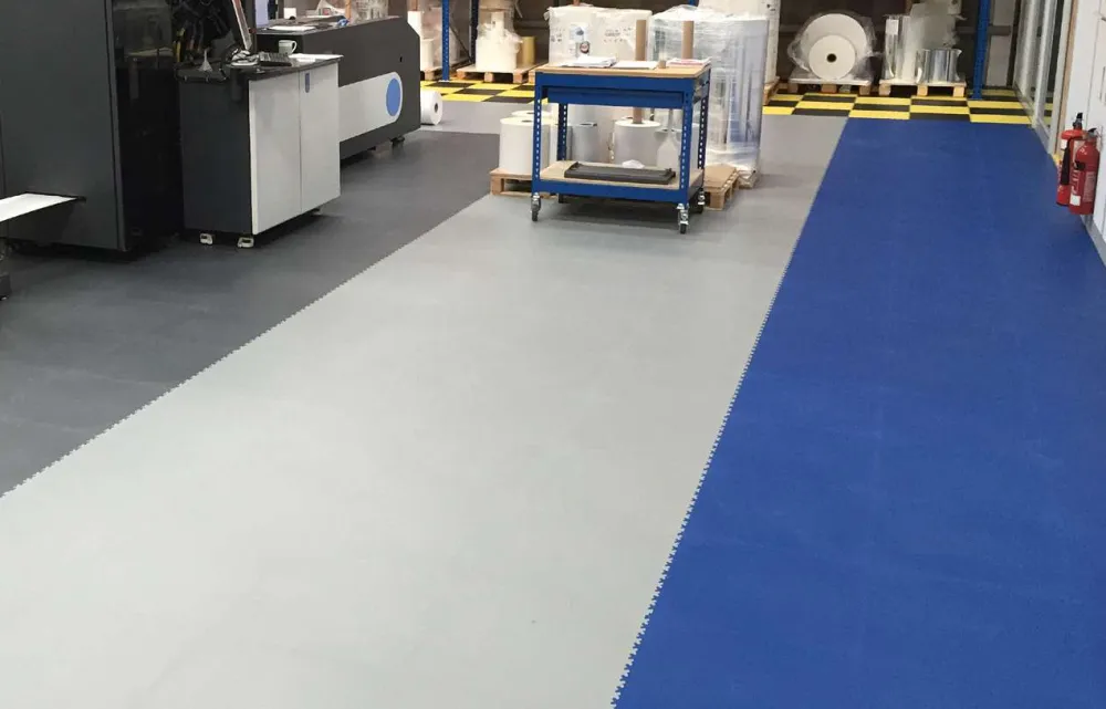 podłoga z płytek technicznych w sprecjalistycznym magazynie pracowni
