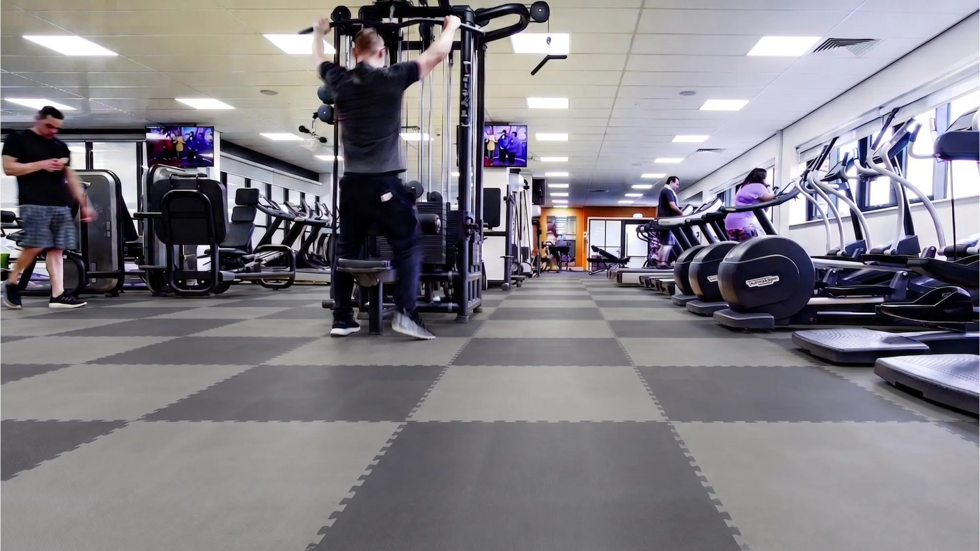 podłoga do siłowni fitness pod maszyny urządzenia