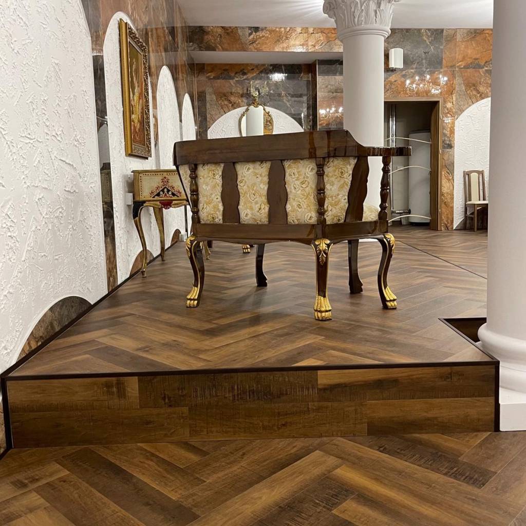 Panele winylowe LVT Jodełka Del Monte Walnut Klasa 33 6 mm, EVCC45X-0525-4V-05TE-006